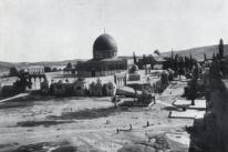 قبة الصخرة و خلفها يُرى المسجد الأقصى