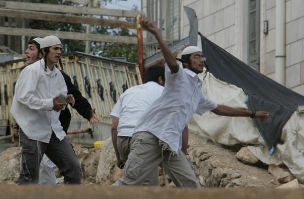 مستوطنون يرشقون منازل المواطنين بالحجارة وسط الخليل