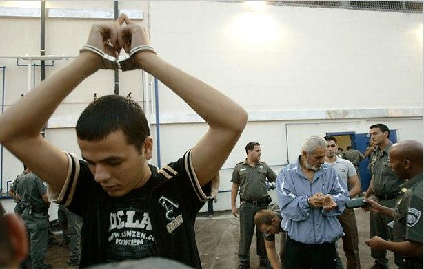 "هيئة الأسرى": تزايد وتيرة اقتحامات قوات القمع لأقسام الأسرى في "عسقلان"