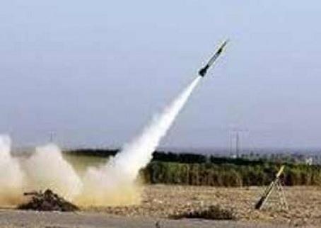 الاحتلال يزعم سقوط صاروخ في منطقة مفتوحة بالقرب من مستوطنات غلاف غزة