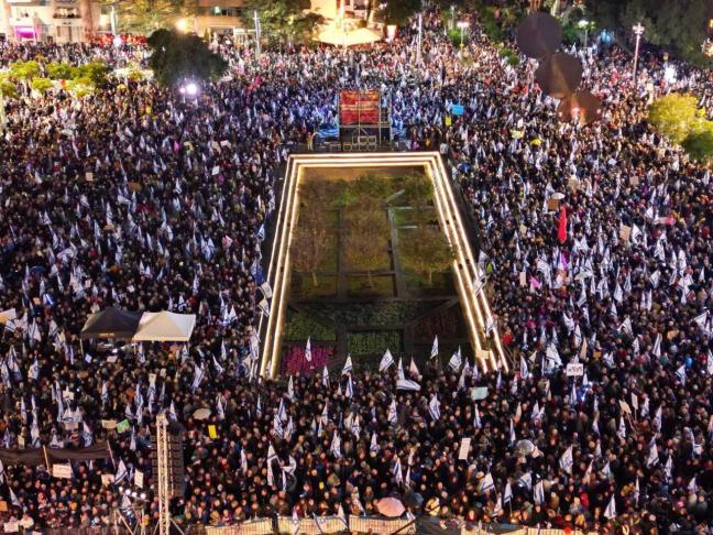 اضرام النيران.. مئات الآلاف يتظاهرون ضد "حكومة نتنياهو" وانقلابها القضائي