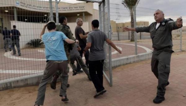 هأرتس: الصور القاسية بالأقصى ستجبر آلاف المستوطنين على قضاء عيد الفصح بالملاجئ