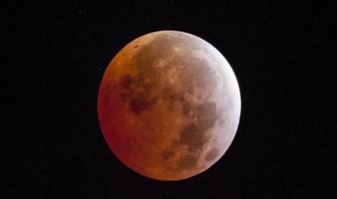 فلسطين والعالم بانتظار.. خسوف "القمر العملاق" النادر ليلة الغد
