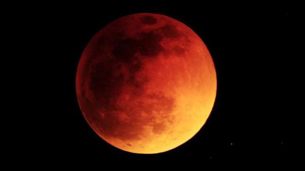 "قمر دموي" نادر يطل على الأرض فجر الاثنين