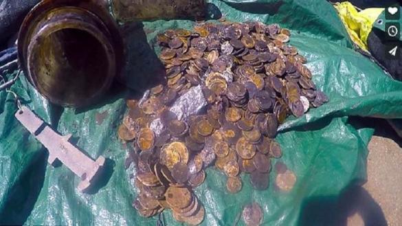 غواصون يكتشفون كنزا يحتوي نحو 900 قطعة نقدية ذهبية