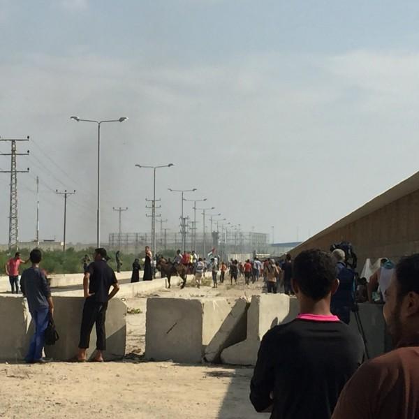 20 إصابة بينها خطيرة:مئات المواطنين يتظاهرون عند معبر إيريز