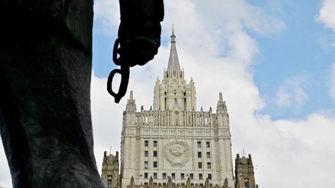 الخارجية الروسية تطالب فرنسا بالاعتذار عن "التمييز والعنصرية" بحق الصحفيين الروس