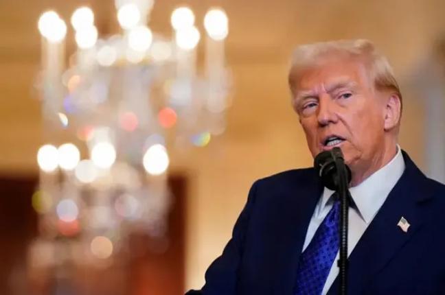 ترامب يوجه أوامر بإطلاق النار على أي قارب يزرع ألغاماً في مضيق هرمز