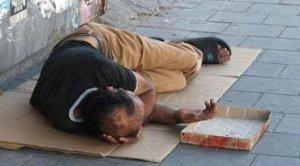 ورث الخيانة "أباً عن جد" ويعيش بحظيرة أبقار مهجورة