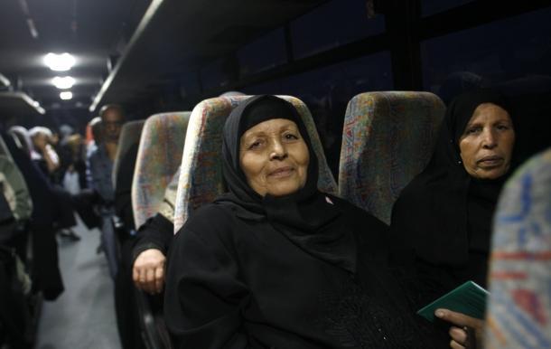 العشرات من اهالي اسرى غزة يزورون ابنائهم في سجن نفحة