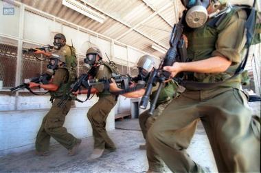 وحدات خاصة تقتحم قسم 16 بسجن عوفر