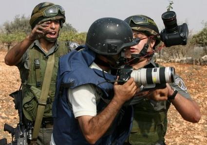 قوات الاحتلال الاسرائيلي تعتدي بالضرب المبرح على مراسل تلفزيون فلسطين