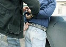 القبض على شخص وضع مخدرات بمركبة جاره لتوريطه