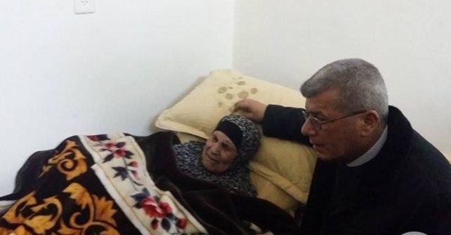 قراقع والأسرى المحررون يزورون عدداً من أمهات الأسرى