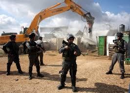 قوات الاحتلال تخطر بوقف بناء منزل غرب الخليل