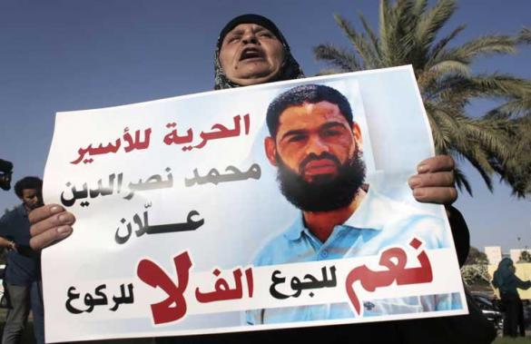 بعد تقبيلها يديه وقدميه.. والدة الأسير علان: خذوا عمري وأعيدوه لأحضاني حياً