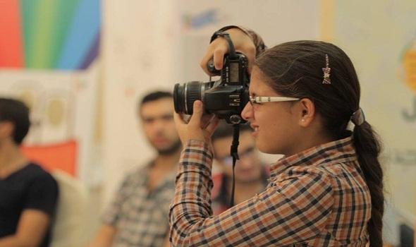 أصغر مصورة فوتوغرافية بفلسطين تخشى أن يقتل الحصار موهبتها