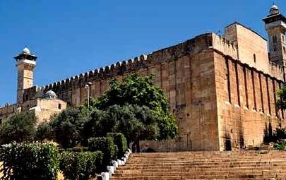 الاحتلال يواصل إغلاق الحرم الإبراهيمي ويضيف "كرفانات" في حديقته الجنوبية