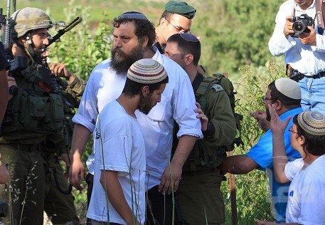 مستوطنون يقتحمون قرية الخان الاحمر والمواطنون يتصدون لهم