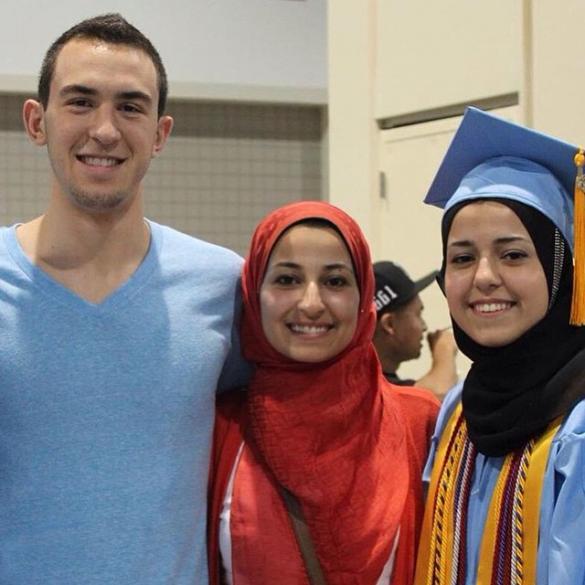 إندبندنت: لماذا تجاهل الإعلام مقتل 3 شبان مسلمين بأمريكا؟