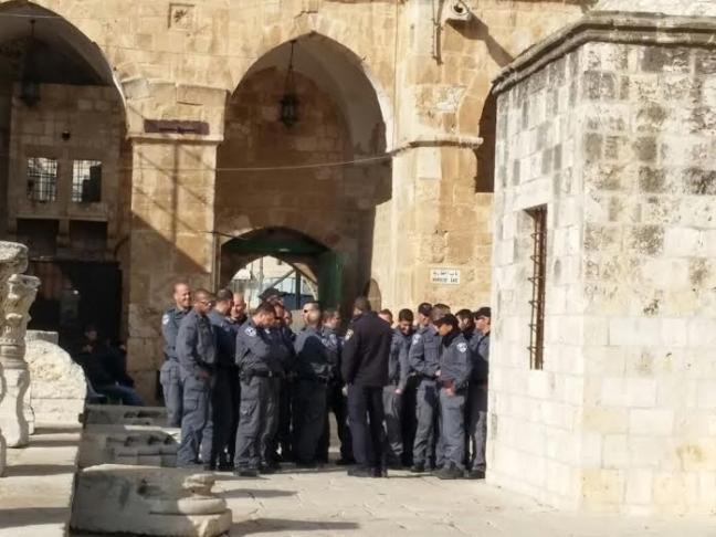 القدس: 25 عنصراً شرطياً يقتحمون الاقصى ويجرون جولة استكشافية