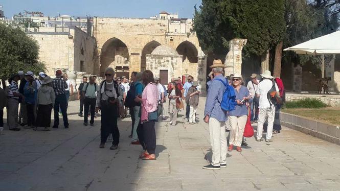 مستوطنون يقتحمون المسجد الأقصى ويعتدون على المواطنين وقوات الاحتلال تهدم 3 محال تجارية في القدس