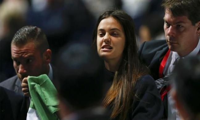 مؤيدتان لفلسطين رفعتا علم فلسطين داخل كونجرس الفيفا مطالبتان بطرد اسرائيل من الاتحاد