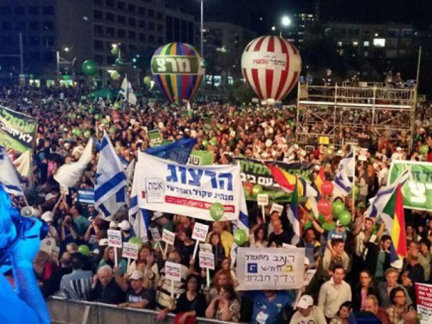 آلاف الإسرائيليين يتظاهرون بتل أبيب لتغيير نتنياهو