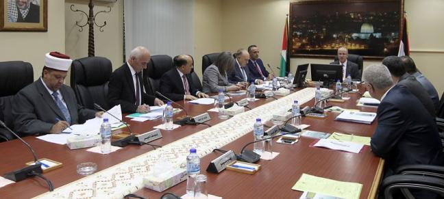 لا جديد لموظفي غزة.. الحكومة تحذر من موجة انتهاكات إسرائيلية