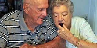 زوجان يحتفلان بزواجهما منذ 60 عاما بأكل قطعة من كعكة الزفاف الأصلية كل سنة