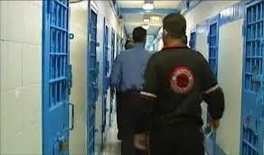 السجون تغلق نوافذ الغرف بالاغطية لتحجب الشمس والهواء