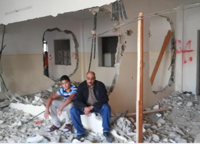 قوات الاحتلال تهدم بقالة قرب حاجز قلنديا شمال القدس