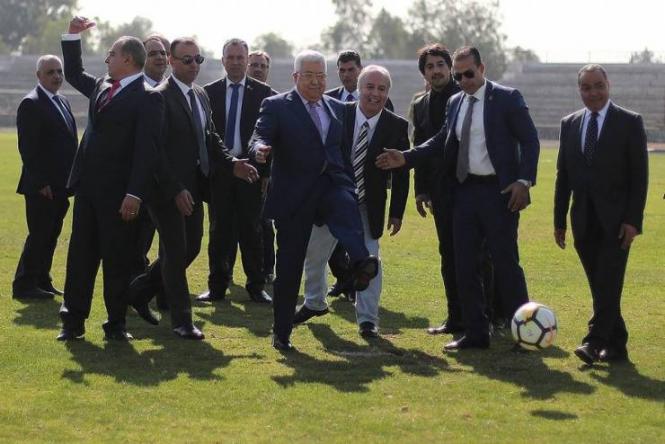 الرئيس عباس يسجل ركلة جزاء مع فريق (بالستينو).