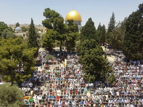 120 ألف مُصل يؤدون صلاة جمعة رمضان الأولى بالمسجد الأقصى