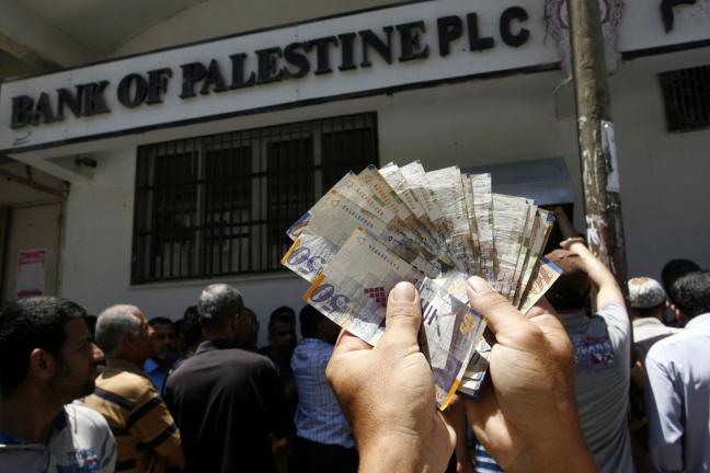 قيادي بالمنظمة: طالبنا الرئيس بضرورة استكمال صرف المتبقي من الراتب لموظفي غزة