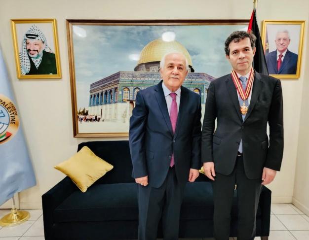 الرئيس يقلد القنصل اليوناني السابق سوفينوبولوس بوسام نجمة القدس