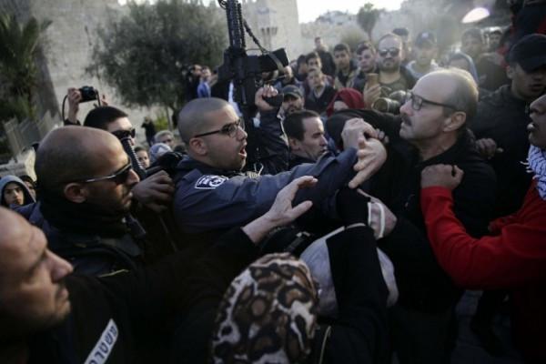 الاحتلال يقمع وقفة منددة بالاستيلاء على أراضي المواطنين بالخليل