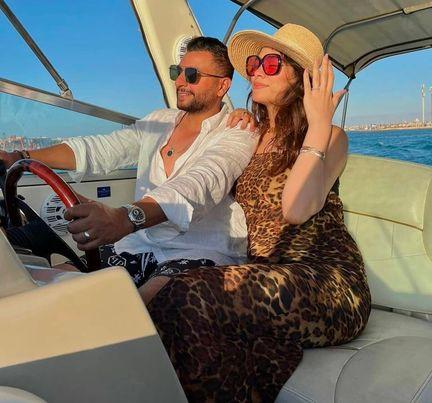 أحدث ظهور لـ هاجر أحمد برفقة زوجها في رحلة بحرية