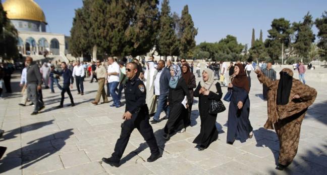 الاحتلال يعتدي على المصلين في المسجد الاقصى