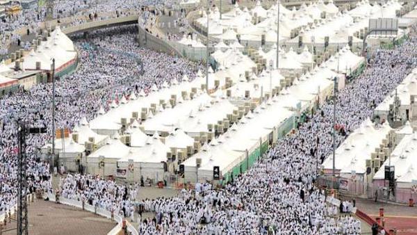 قصة مؤثرة.. تغرب 20 عاماً عن زوجته ليوفّر لها مصاريف الحج.. لتتوفى أمامه في "منى"