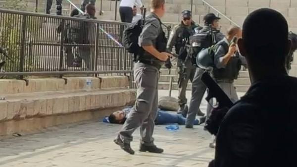 اصابة ثلاثة جنود اسرائيليين من الشرطة الخاصة في عملية طعن جديدة قرب باب العمود بالقدس و استشهاد المنفذ