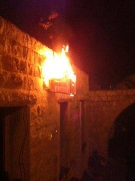 صور:مئات الشبان الغاضبين يشعلون النيران في قبر يوسف ويرفعون العلم الفلسطيني بالمكان