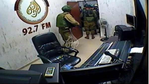بالصور.. الاحتلال يقتحم مقر إذاعة الحرية ويصادر أجهزة البث ويغلقها فجر اليوم في الخليل