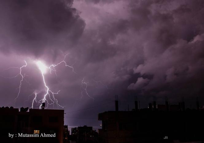 صور‬ : العاصفة الرعدية العنيفة التي تضرب قطاع غزة يرافقها أمطار غزيرة