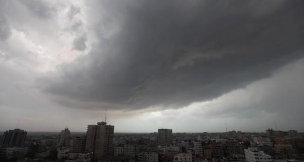 اليوم الخميس: البلاد تتأثر بامتداد منخفض سريع يحمل أمطاراً متفرقة